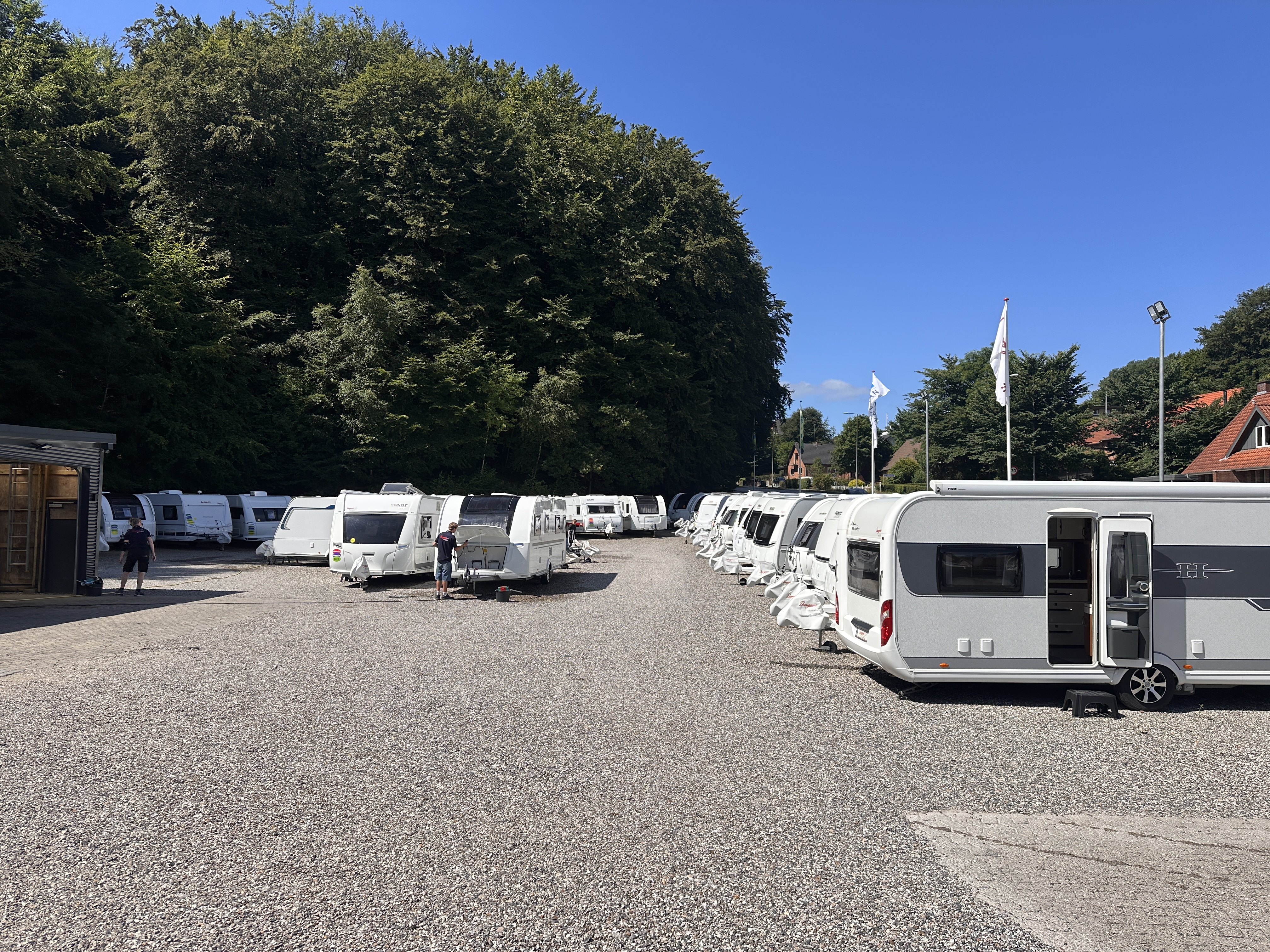 Et udpluk af de campingvogne, du finder på pladsen hos Damsgaards CaravanCenter i Silkeborg.